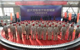 我国直径最大整体式转盘轴承下线！