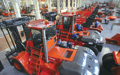 安徽合力研制成功世界最大内燃叉车